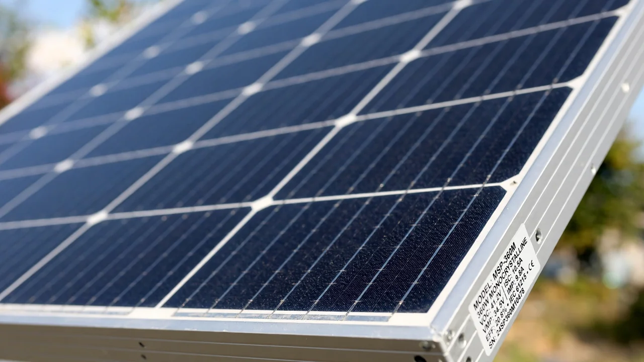 Close-up of Jinko 550W monocrystalline solar panel cells and specification label
